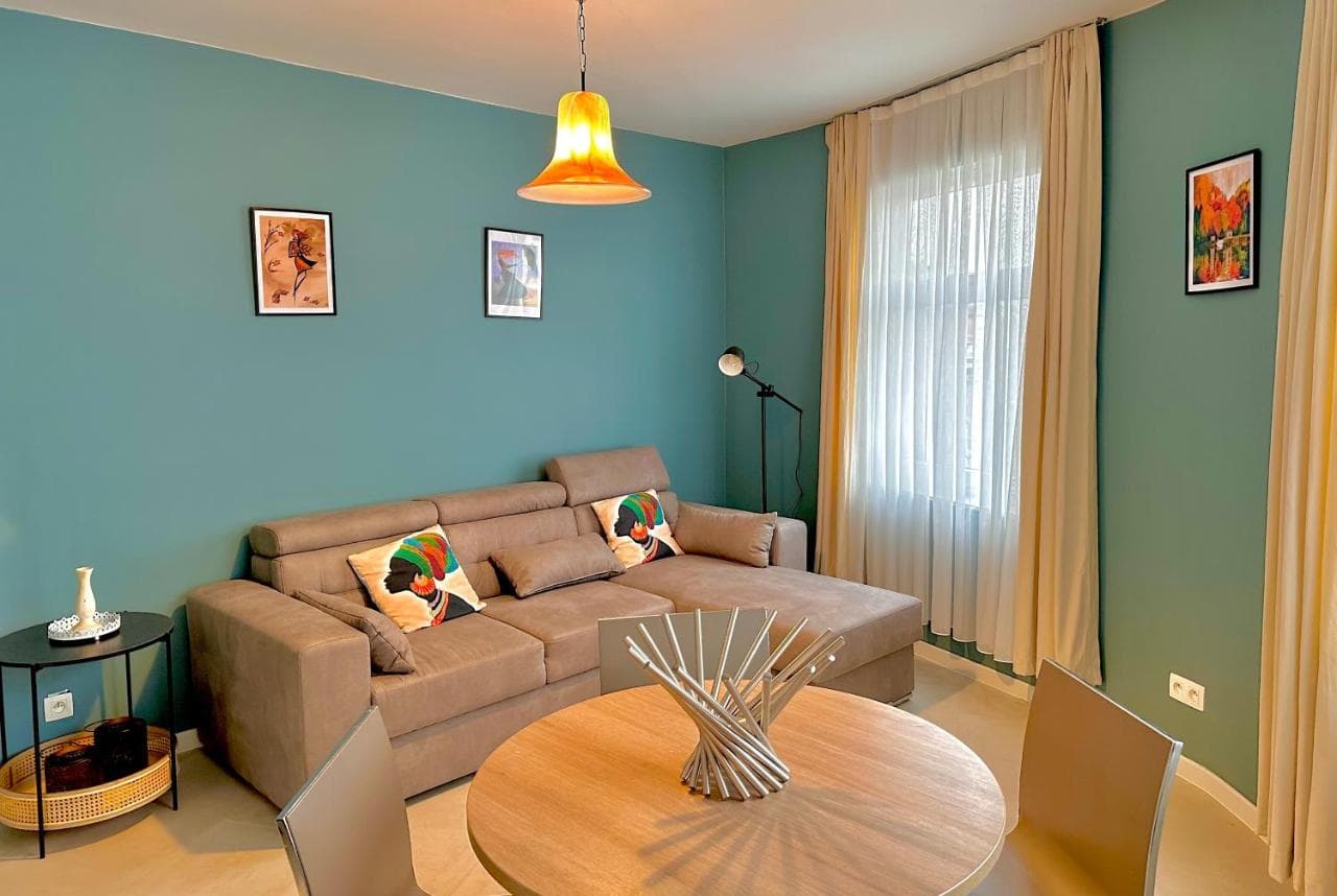 Woonkamer met teal muren en zithoek in Dokstudio50